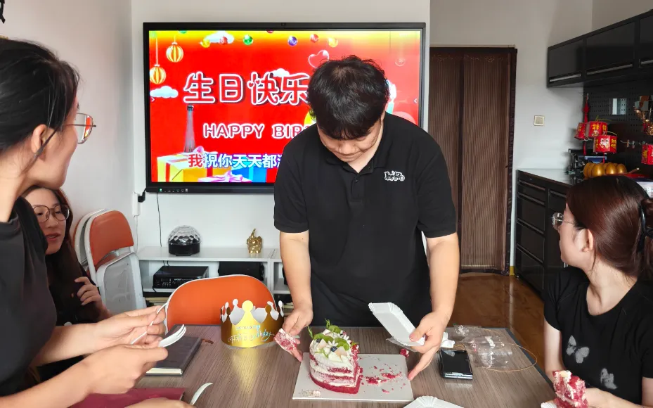 Prepara una sorpresa per festeggiare il compleanno di un collega