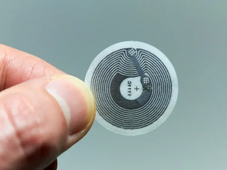 Come toccare l'adesivo NFC?