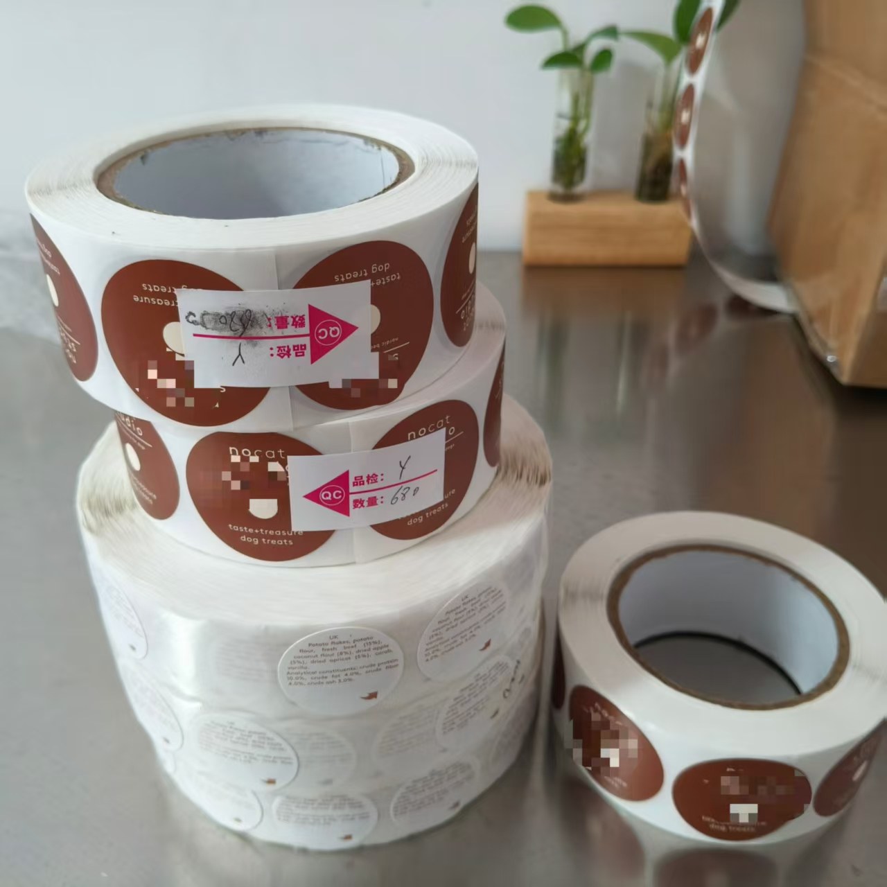 JOJO Pack prepara la spedizione di adesivi personalizzati per dolcetti per cani al cliente danese