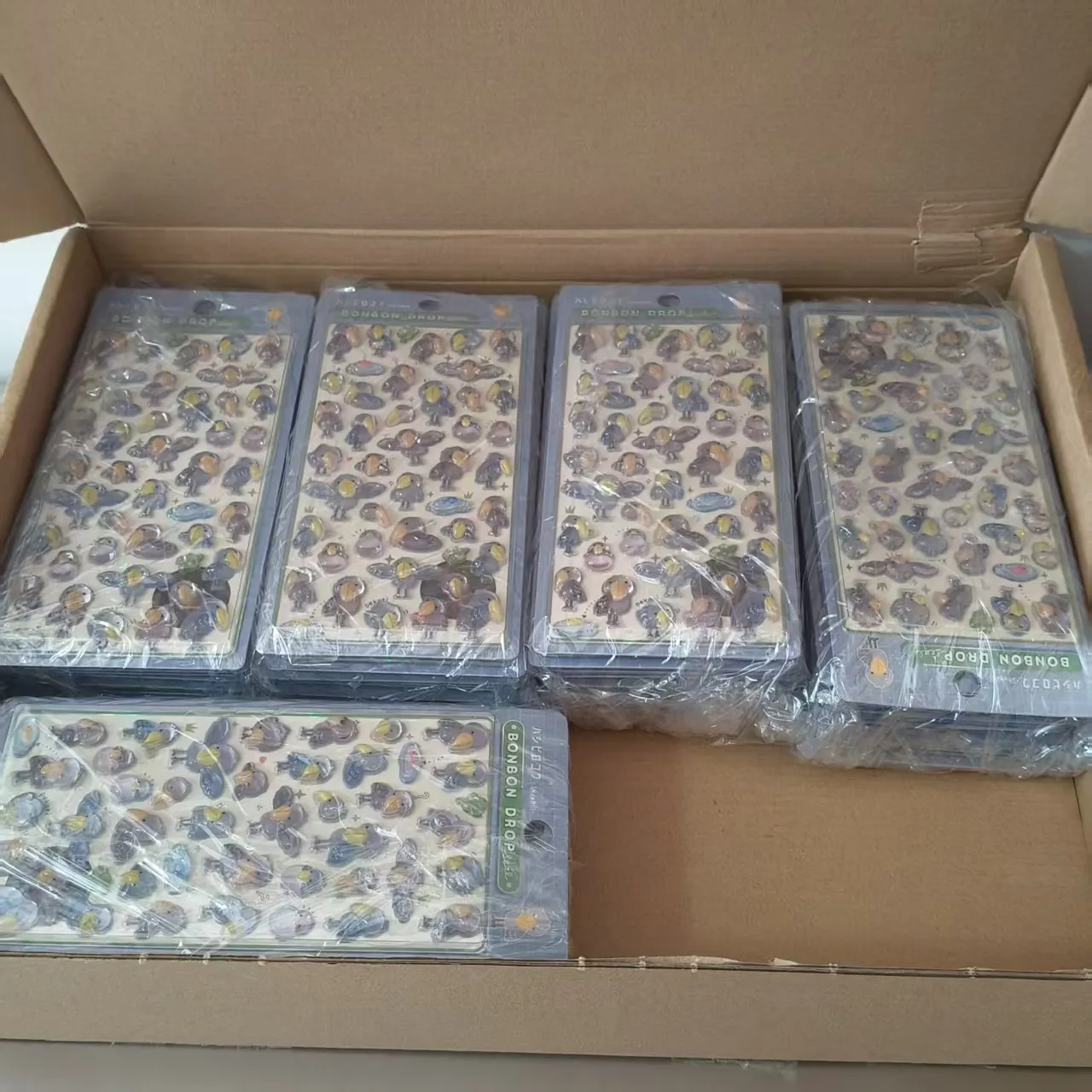 Gli adesivi in ​​rilievo di tuo figlio stanno per essere spediti!