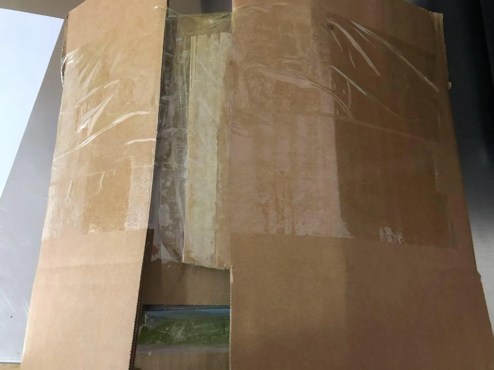 I progressi nell'invio di libri di adesivi portatili per bambini in Uganda