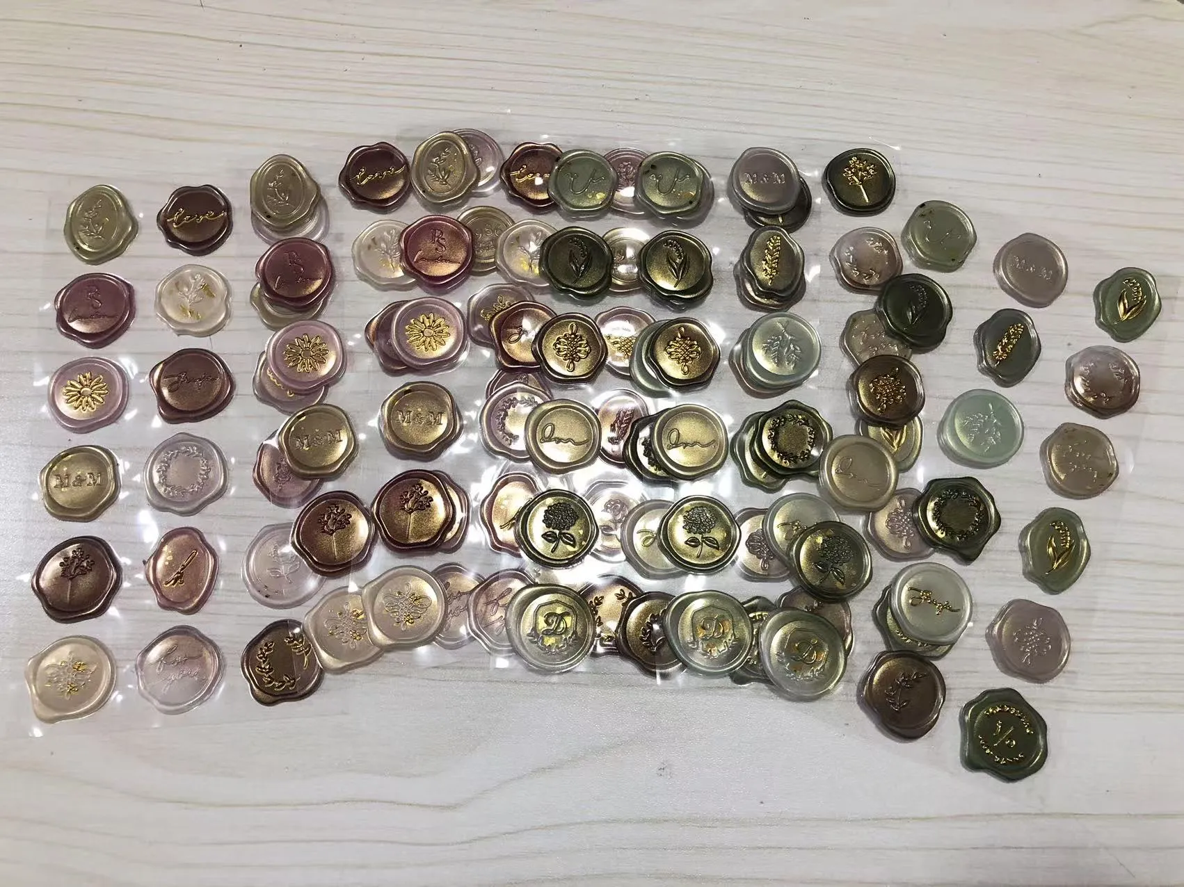 Gli adesivi con sigillo di ceralacca sono stati spediti