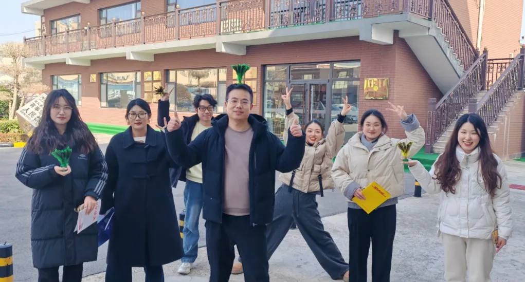 Una breve pausa pranzo dà energia all'ufficio con il divertimento del volano