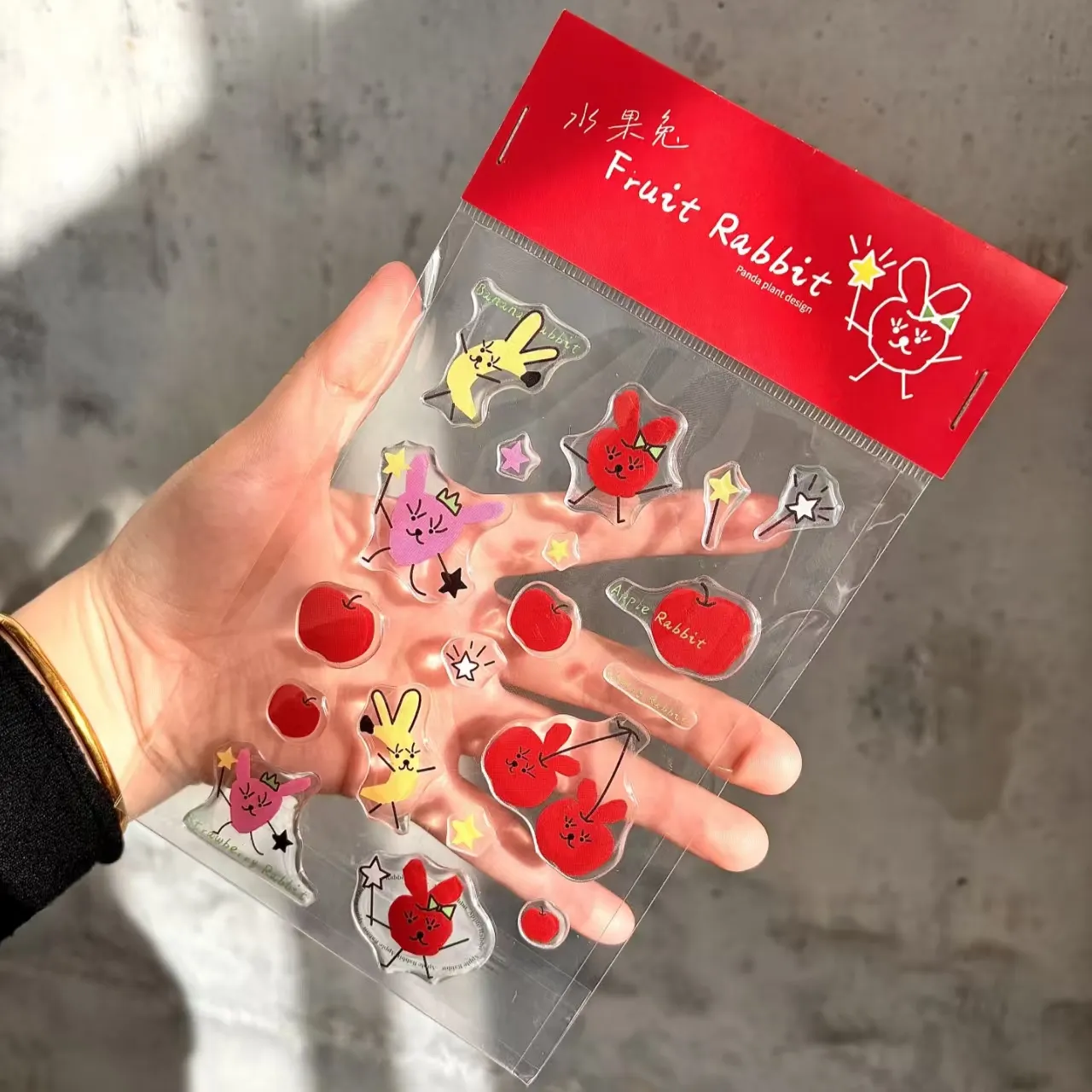 Perché le etichette epossidiche conferiscono ai prodotti un aspetto più pregiato?