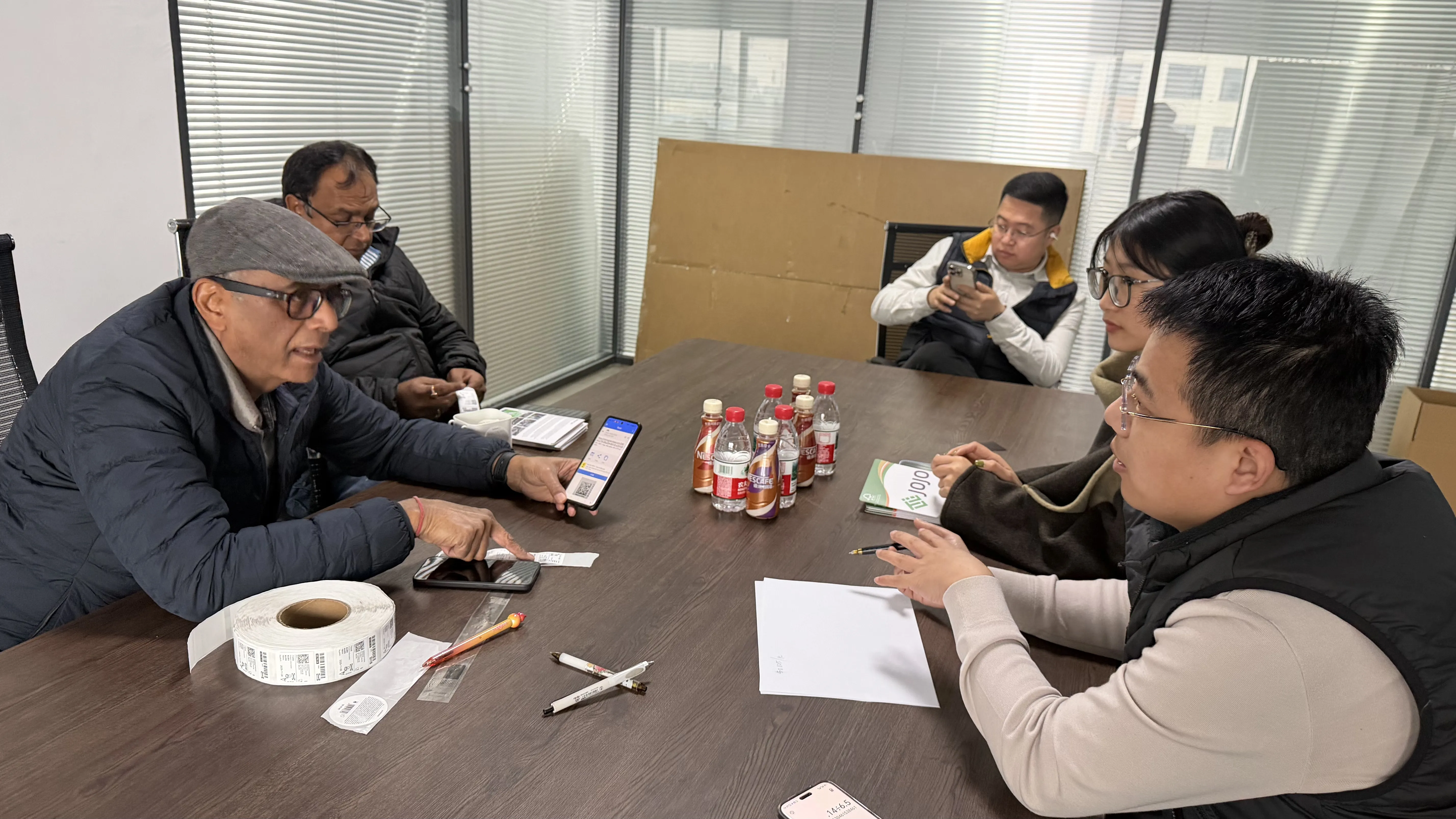 Accogliere calorosamente i clienti a visitare la nostra fabbrica