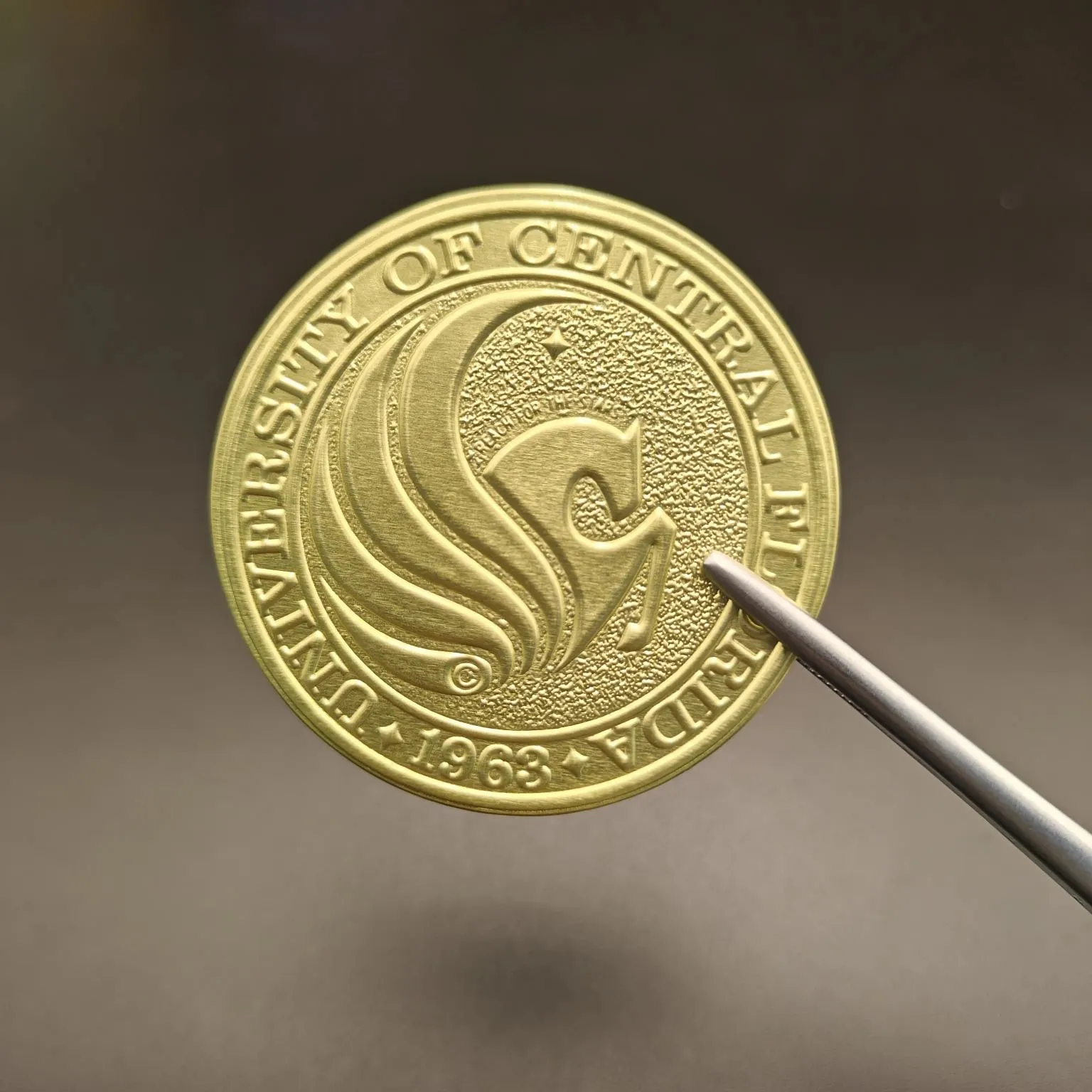 Etichette per vino in rilievo in lamina rotonda